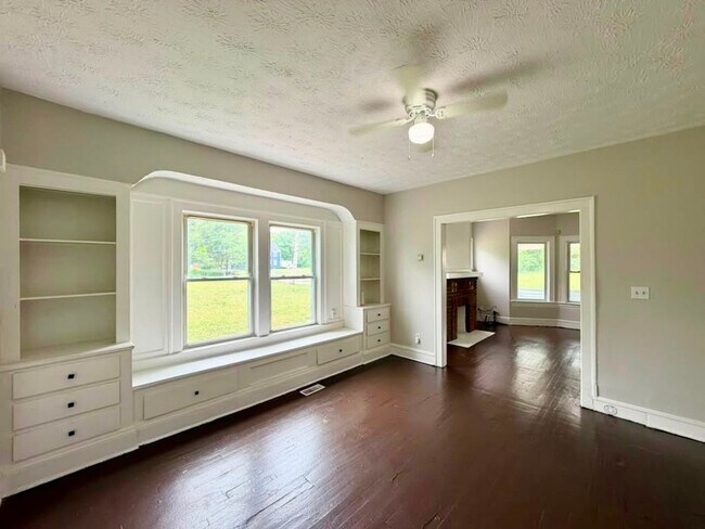 Building Photo - 2 Bedroom, Spacious Units - Now Available!