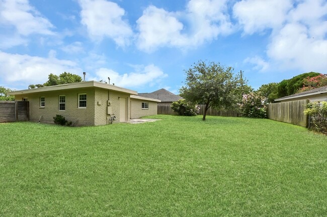 Building Photo - 4011 Ebbtide Dr