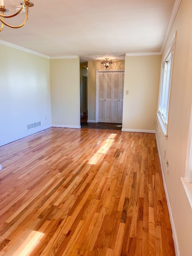 Building Photo - 2117 Clairmont Dr
