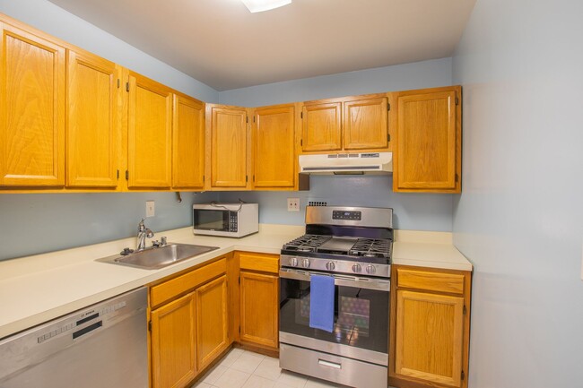 Building Photo - Lovely 1 BR/1 BA Condo in Forest Hills!