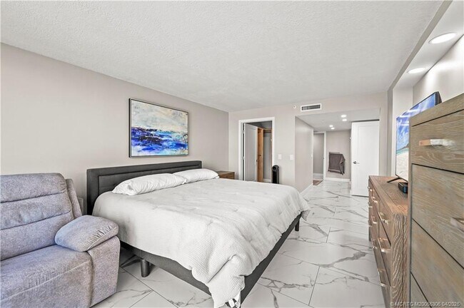 Building Photo - 9650 S Ocean Dr