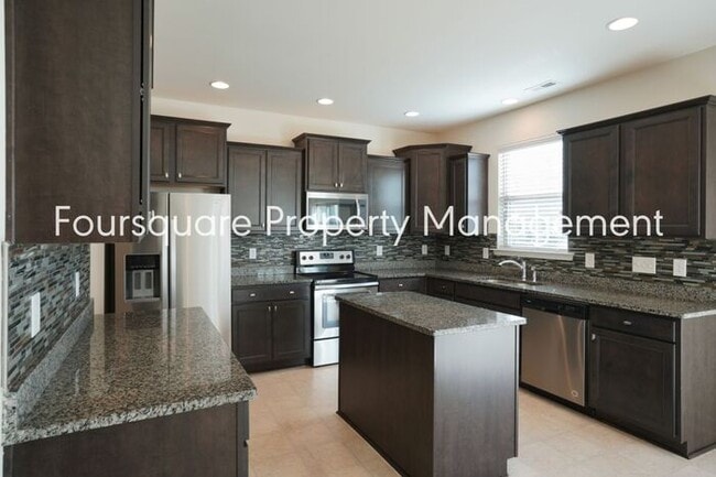 Building Photo - Spacious Single-Family Home with Open Floor Plan, Loft & Two-Car Garage – In the Popular Arrowhea...