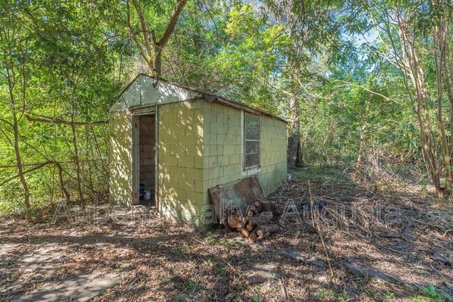 Building Photo - 2524 Rhodes Dr