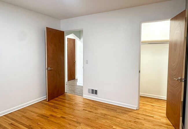 Building Photo - Beautifully Remodeled Duplex in Downtown L...