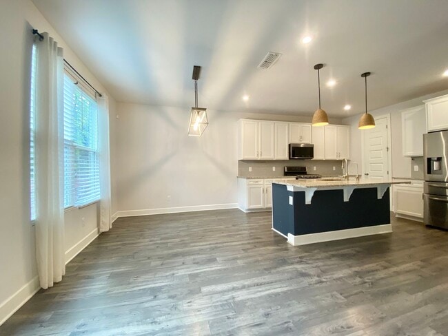 Building Photo - 4 Bedroom, 3 Bath Home w/ 2 Car Garage