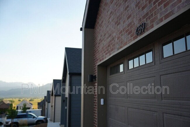 Building Photo - 459 Rimrock Ln