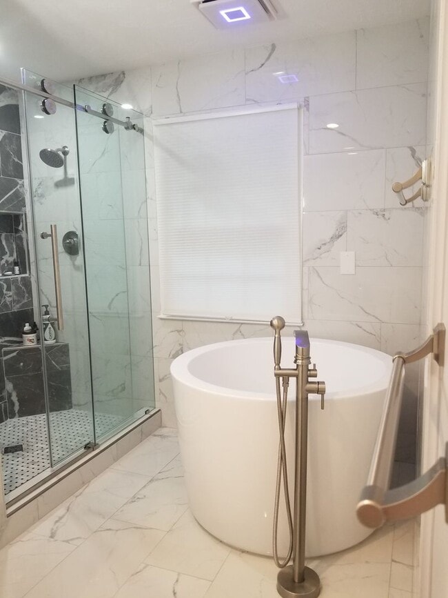 Building Photo - 225 Woodglen Dr