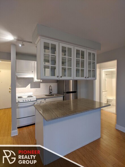 Building Photo - 429 W Wellington Ave