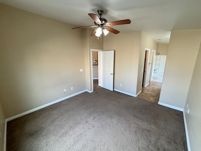 Building Photo - Gorgeous 2Bed/2Bath/1CarGarage TownHouse, located in the NW part of the valley