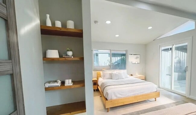 Building Photo - Cozy Cliff May Efficiency in Rancho Neighb...