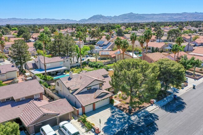 Building Photo - Spacious, Stylish, and Fully Furnished – Luxury 5-Bedroom Home in Henderson