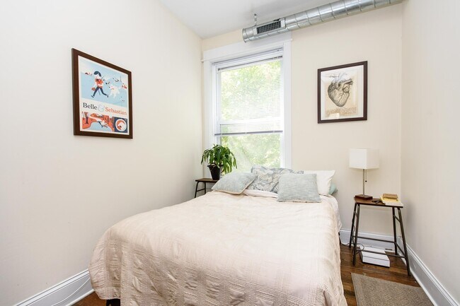 Building Photo - Top Floor 2bd/1bth Ukrainian Village, Avail August 1st!