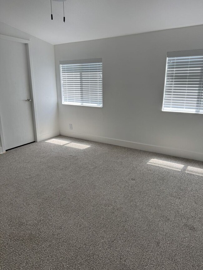 Building Photo - Large Echo home for rent
