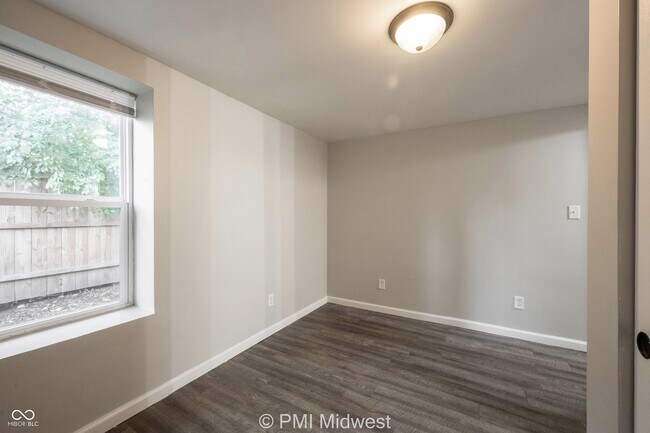 Building Photo - 955 N Traub Ave