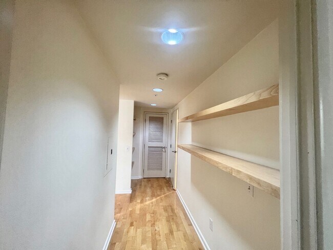 Building Photo - Excellent South Beach Location-1 Bed/1 Bath in Amenity Building with W/D & Garage Parking!