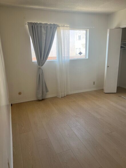 Building Photo - 1022 W 25th St