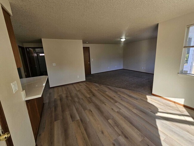 Building Photo - Spacious 2467 sq ft 4 Bedroom 2.5 Bath hom...