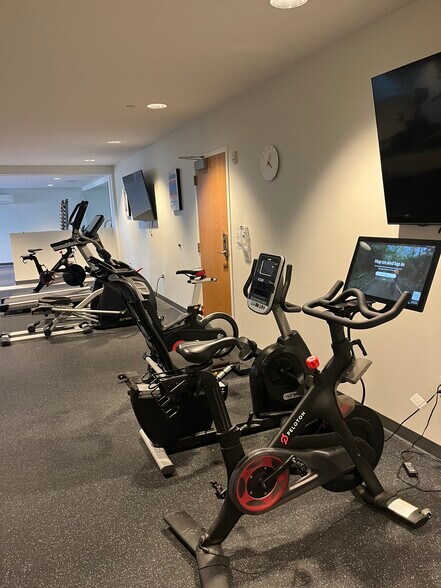 2 Peletons - 383 Commercial St