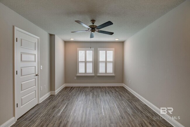 Building Photo - 6775 Spaniel Dr