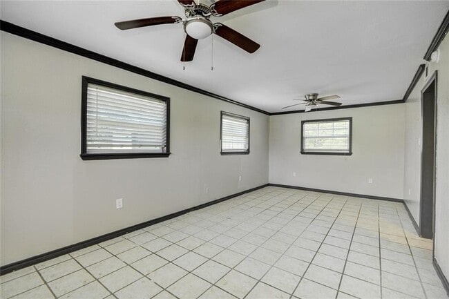 Building Photo - 2708 County Rd 686