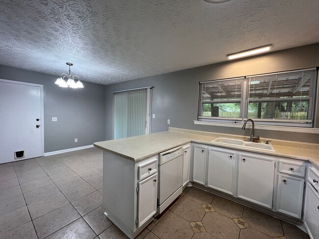Building Photo - 3 bedroom 2 bath home in Village Green