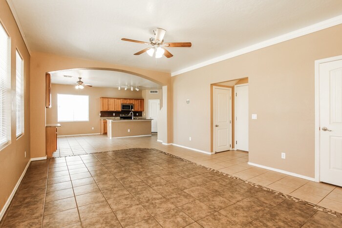 Building Photo - 15066 W Bloomfield Rd