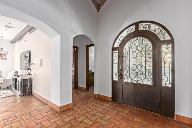 Building Photo - MUST SEE!!! FULLY-FURNISHED LUXURIOUS 6 Be...