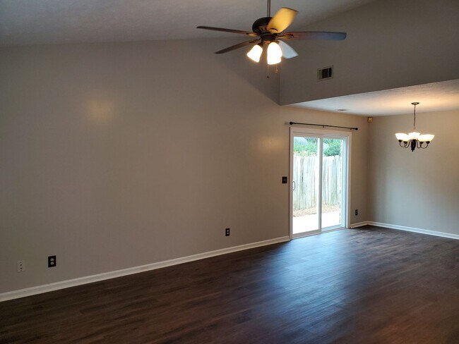 Building Photo - 3 bedroom, 2 bath off of White Bluff!