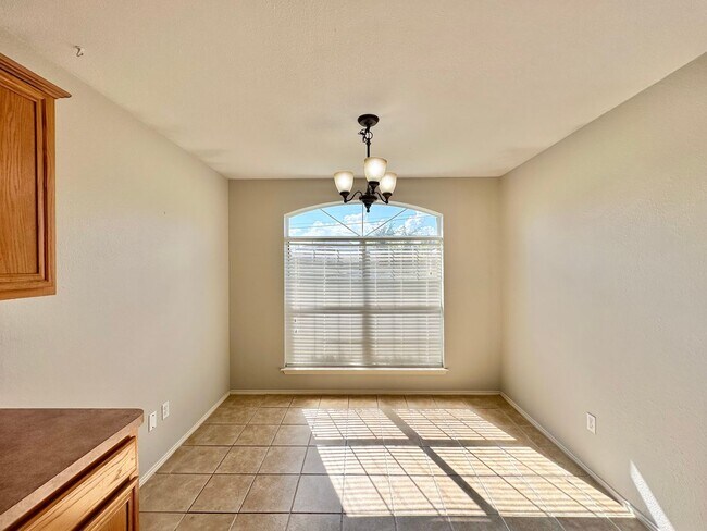 Building Photo - Discover the charm of this 3 bed 2 bath ex...