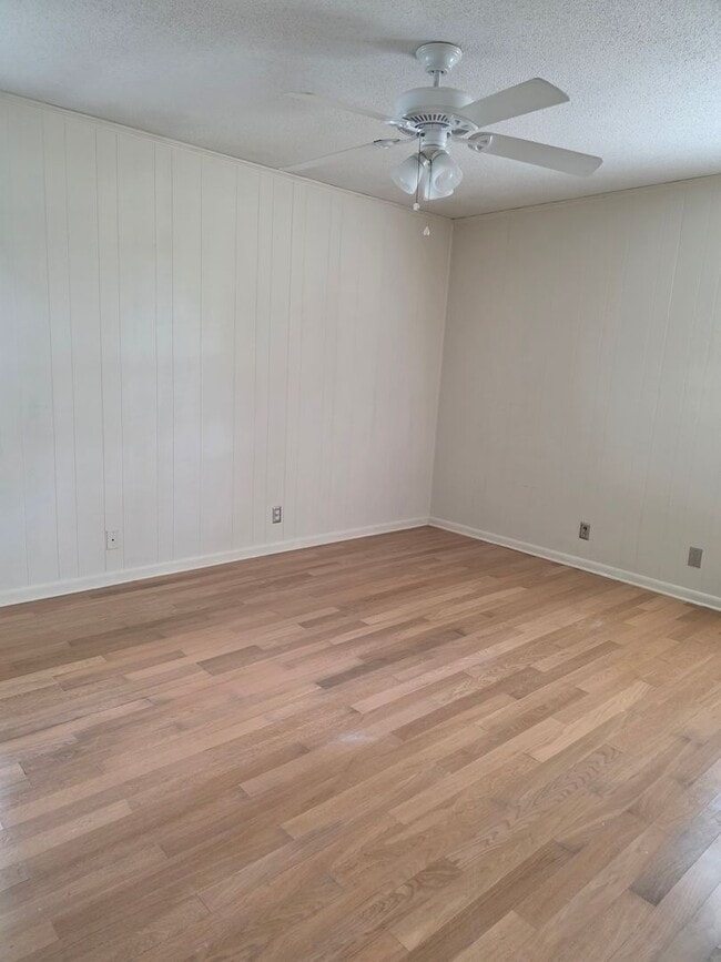 Building Photo - Charming Greenville House on Acre lot