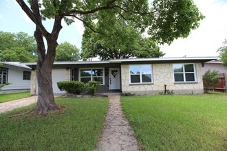 Building Photo - 231 Addax Dr