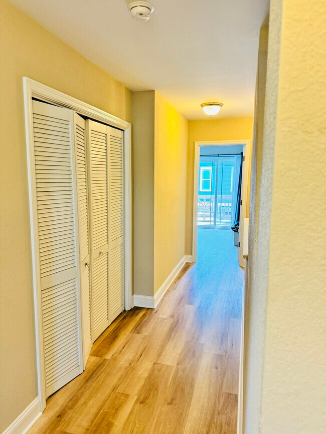 Building Photo - 305 Vesta Ct