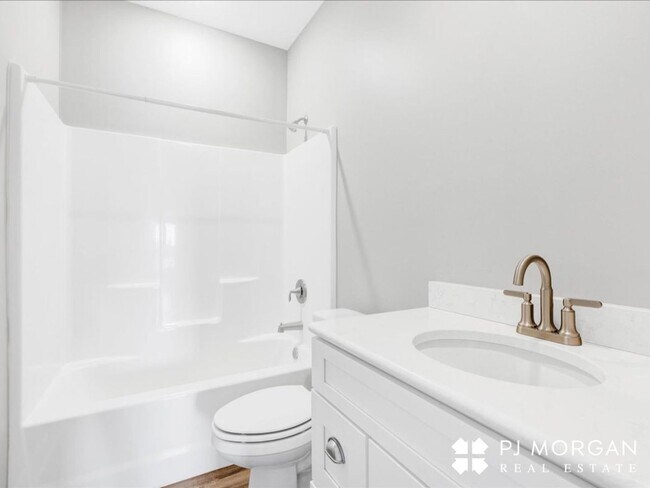 Building Photo - Tucked Away Yet Close to It All-Beautiful Elkhorn Rental has it all!