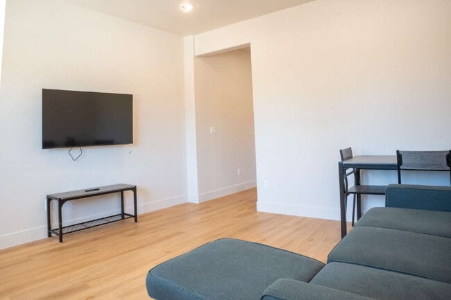 Building Photo - Private Bedroom with Private Bathroom – Fully Furnished & Move In Ready