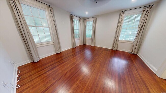 Building Photo - 345 Cloverdale Rd