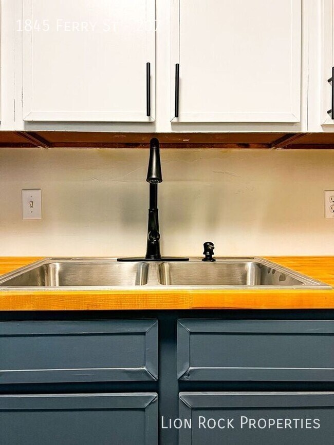 Building Photo - 1845 Ferry St