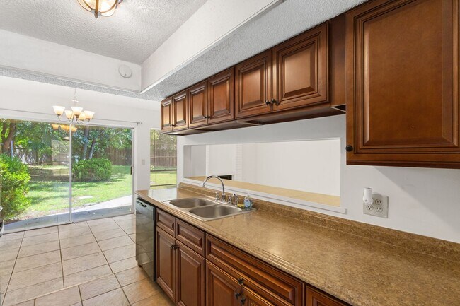 Building Photo - 3 Bedroom/2 Bath Camelot II Subdivision