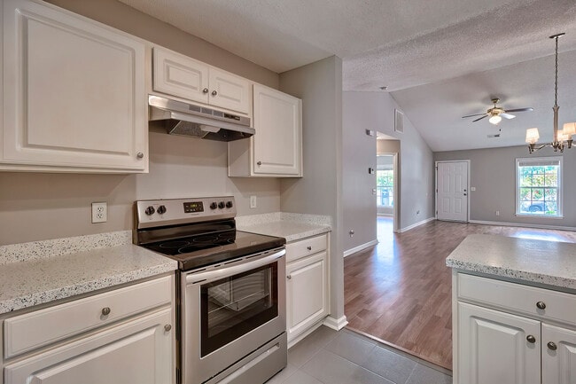 Building Photo - 2000 Water Oak Dr