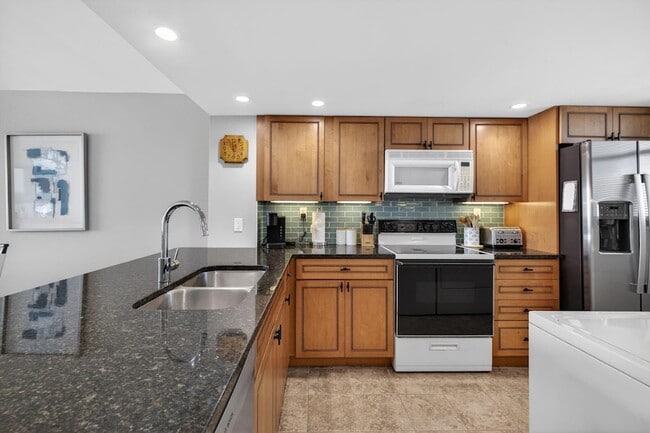 Building Photo - 9900 S Ocean Dr