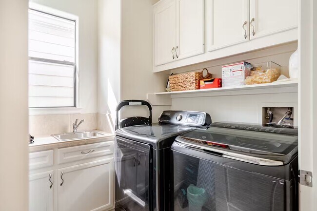 Building Photo - 6515 Minola St