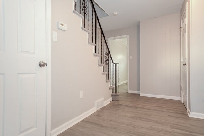 Building Photo - 1260 Summerlea Ave