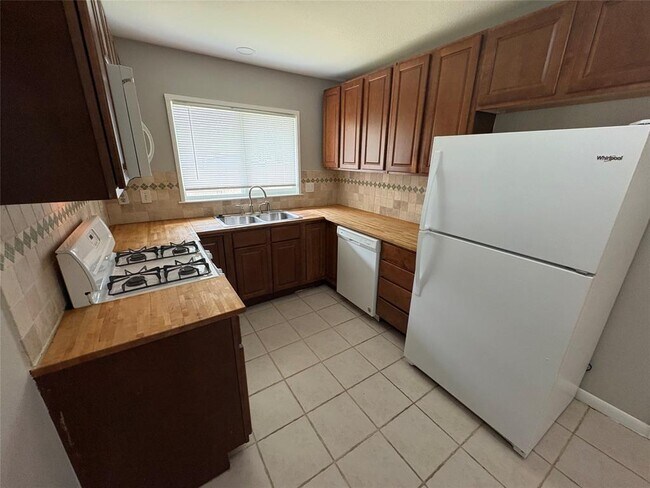 Building Photo - 1307 Corona Dr