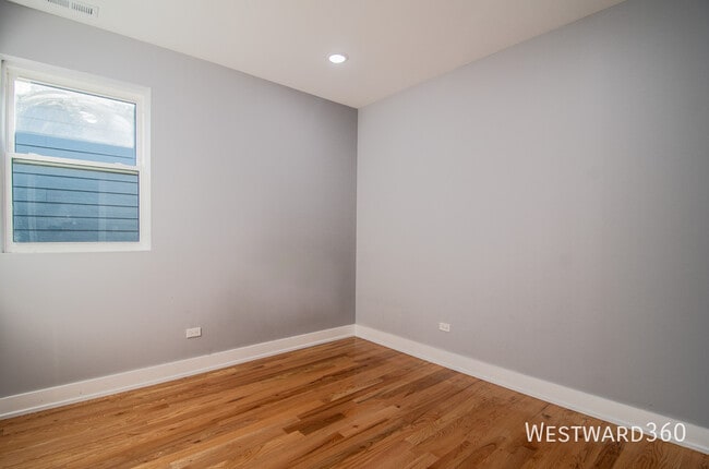 Building Photo - Penthouse 3 bed 2 bath near Washington Park