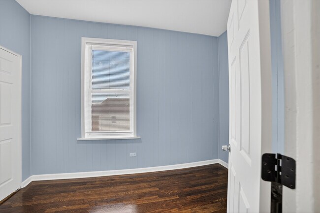Building Photo - 1419 S Kedvale Ave