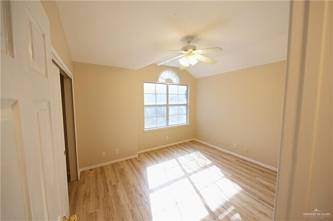 Building Photo - 27 Fern Ave W