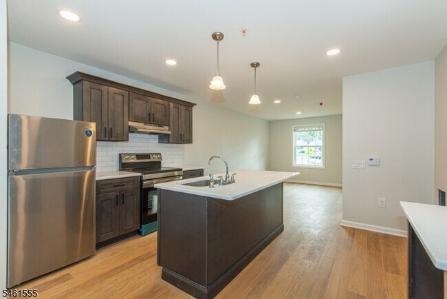 Building Photo - 39 Ledgewood Ave