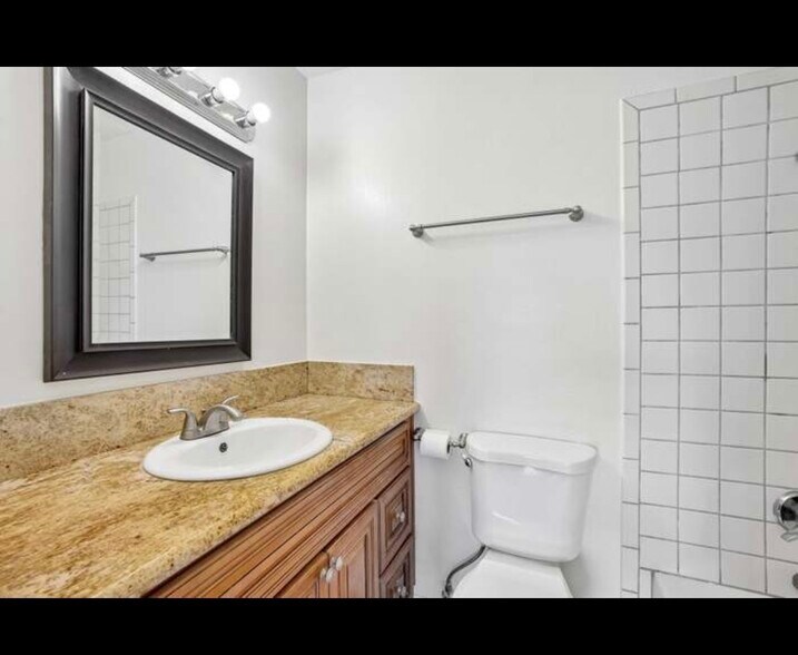 Building Photo - 15210 Shadybend Dr