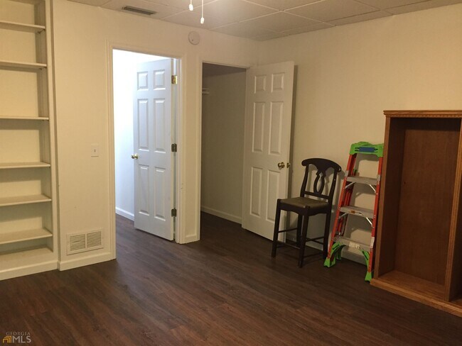 Building Photo - 653 Covecrest Dr