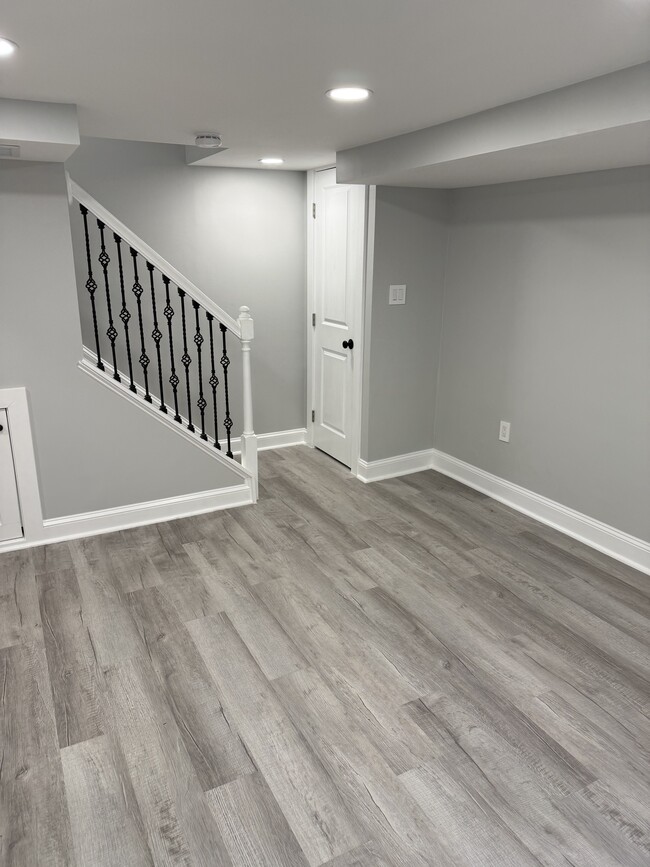 Building Photo - 2321 Riverview Terrace