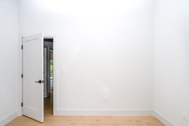 Building Photo - 935 E 51st St